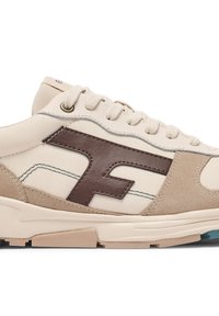 Baskets beiges avec une tige en daim et toile, accent en cuir marron foncé, et semelle claire. Lacets blancs et coutures décoratives visibles.