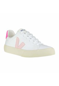 Witte canvas sneaker met een roze 'V' logo, roze hieltab en een gestructureerde cream rubberen zool. Veters zijn wit. Merkennaam op de tong in het blauw.