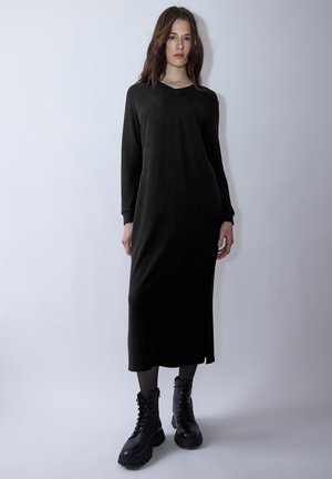 V-NECK  - Strickkleid - schwarz