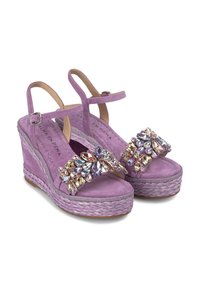 Sandali wedge in suede viola con decorazione di gioielli sulla parte superiore e base in stile espadrilla intrecciata. Includono cinturini alla caviglia regolabili.