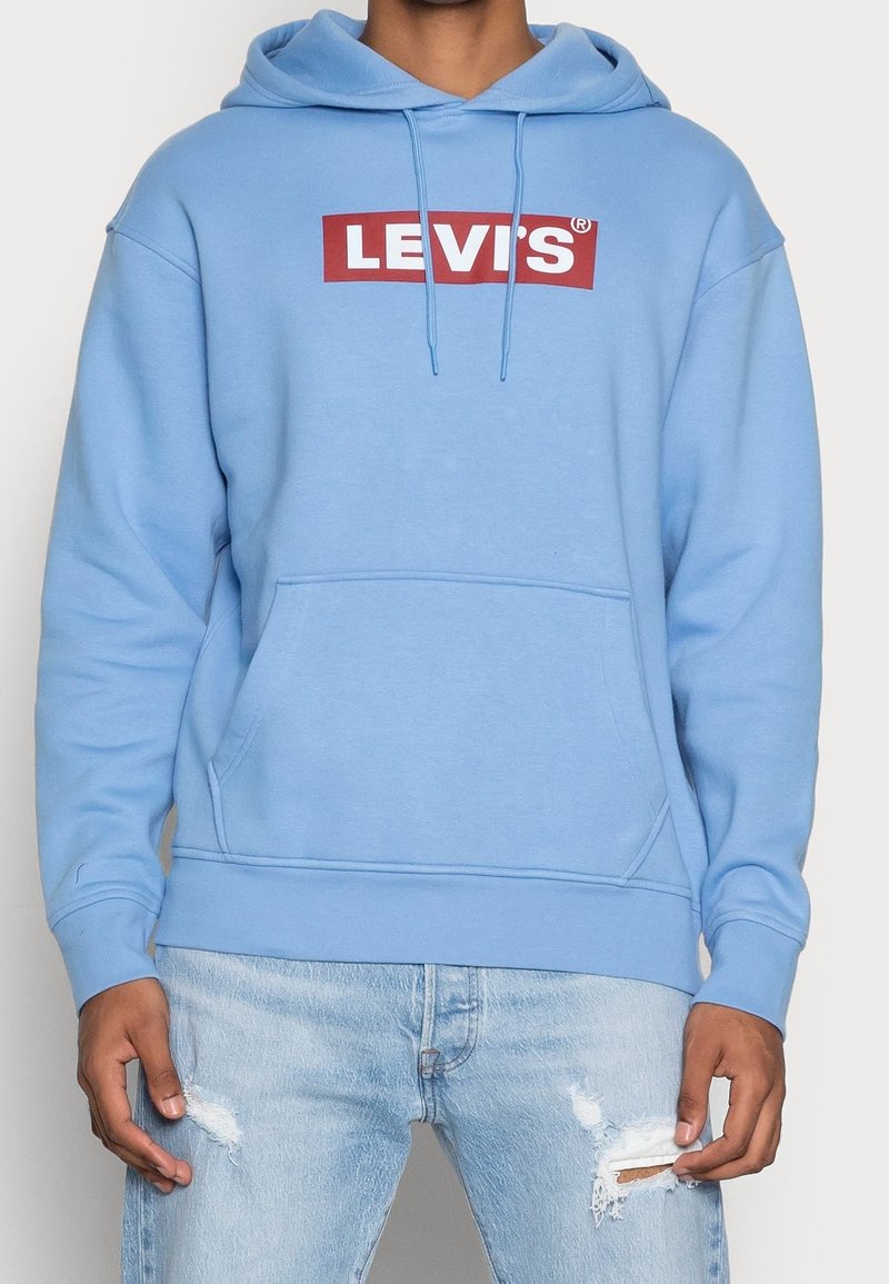 Ljusblå hoodie med en röd rektangulär logotyp som säger "LEVI'S." Har en framficka, dragsko på huven och ribbade ärmslut.