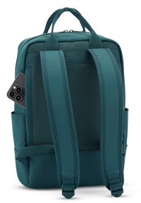 Teal színű hátizsák, párnázott hálós hátrésszel, állítható pántokkal és oldalzsebből, amely egy okostelefont tart. Simára megmunkált, tartós anyagú, elegáns dizájnnal.