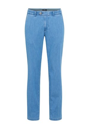 Hellblaue Jeans mit geradem Bein, vorderer Knopf- und Reißverschluss, Gürtelschlaufen und ohne sichtbare Taschen, auf weißem Hintergrund dargestellt.