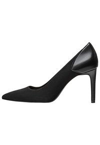 Zapato de tacón alto negro con punta afilada. Hecho de tela mate con un acento de cuero brillante en el tacón, que presenta un diseño recortado.