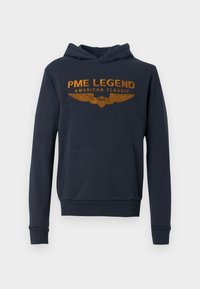 Navy hoodie met een voorkeurszak, voorzien van oranje geborduurde tekst "PME Legend American Classic" en vleugelmotieven boven de tekst.