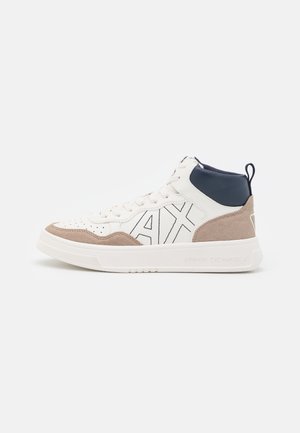 Witte hoge sneaker met beige suède accenten, navy kraag, zwart AX-logo aan de zijkant, witte veters en rubberen zool.