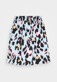Ljusblå kjol med elastisk midja som har ett oregelbundet leopardmönster i svart, rosa och beige.