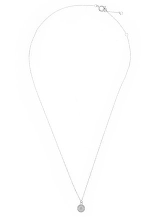 Zilveren ketting met een cirkelvormige hanger met gegraveerde letters, delicate schakels en een karabijnslot voor sluiting.