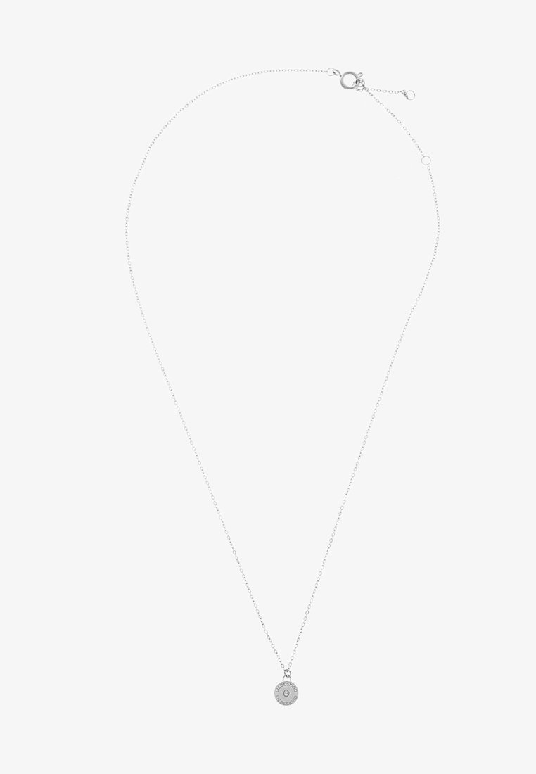 Zilveren ketting met een cirkelvormige hanger met gegraveerde letters, delicate schakels en een karabijnslot voor sluiting.