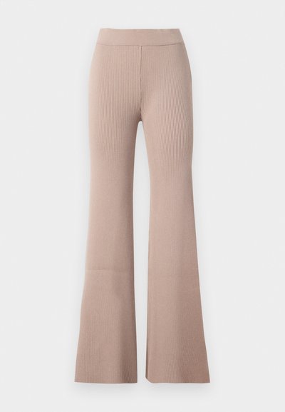 Smėlio spalvos raštuoti trikotažo kelnių su aukštu elastingu juosmeniu ir platėjančiomis klešnėmis, pateikti prieš baltą foną.