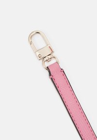 Růžový řemínek s texturovaným povrchem, vybavený zlatou kovovou sponou a černým šitím na okrajích pro lepší kontrast a detail.