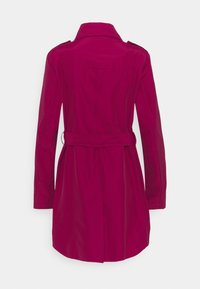 Trench-coat fuchsia avec taille ceinturée, manches longues, col pointu et détail de la pièce d'épaule arrière. Tissu lisse avec une coupe ajustée.
