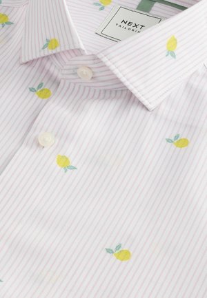 Cămașă cu dungi roz deschis, decorată cu broderie mică de lămâi galbene și frunze verzi, având guler ascuțit și închidere cu nasturi.