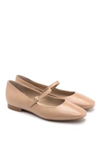 Beige kožené baleríny Mary Jane s kulatou špičkou a nízkým podpatkem. Obsahují jednu nastavitelnou sponu přes nárt. Hladký povrch.