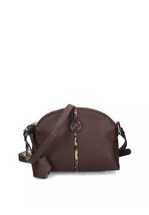 Borsa a tracolla in pelle marrone con chiusura a zip, parte superiore arrotondata, cinturino decorato e accento del logo circolare nella parte frontale.