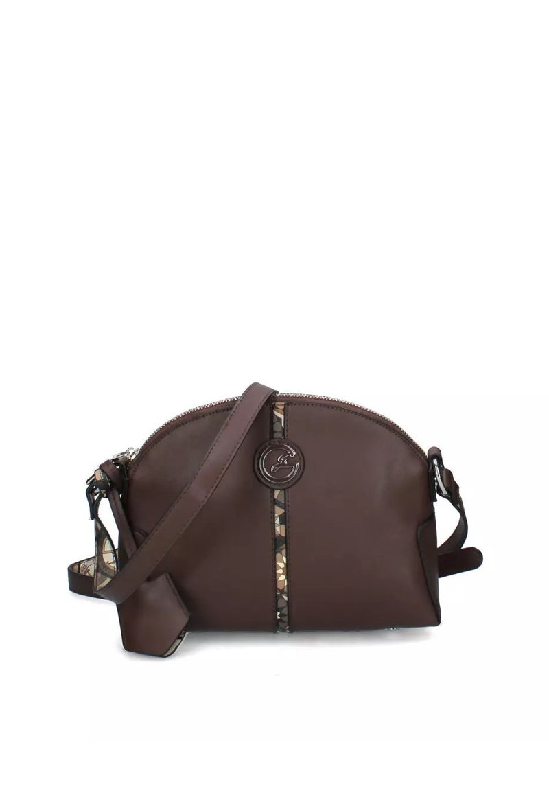 Borsa a tracolla in pelle marrone con chiusura a zip, parte superiore arrotondata, cinturino decorato e accento del logo circolare nella parte frontale.