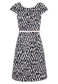 Robe à manches courtes à motifs noir et blanc, avec un col rond et une fine ceinture rose clair à la taille.
