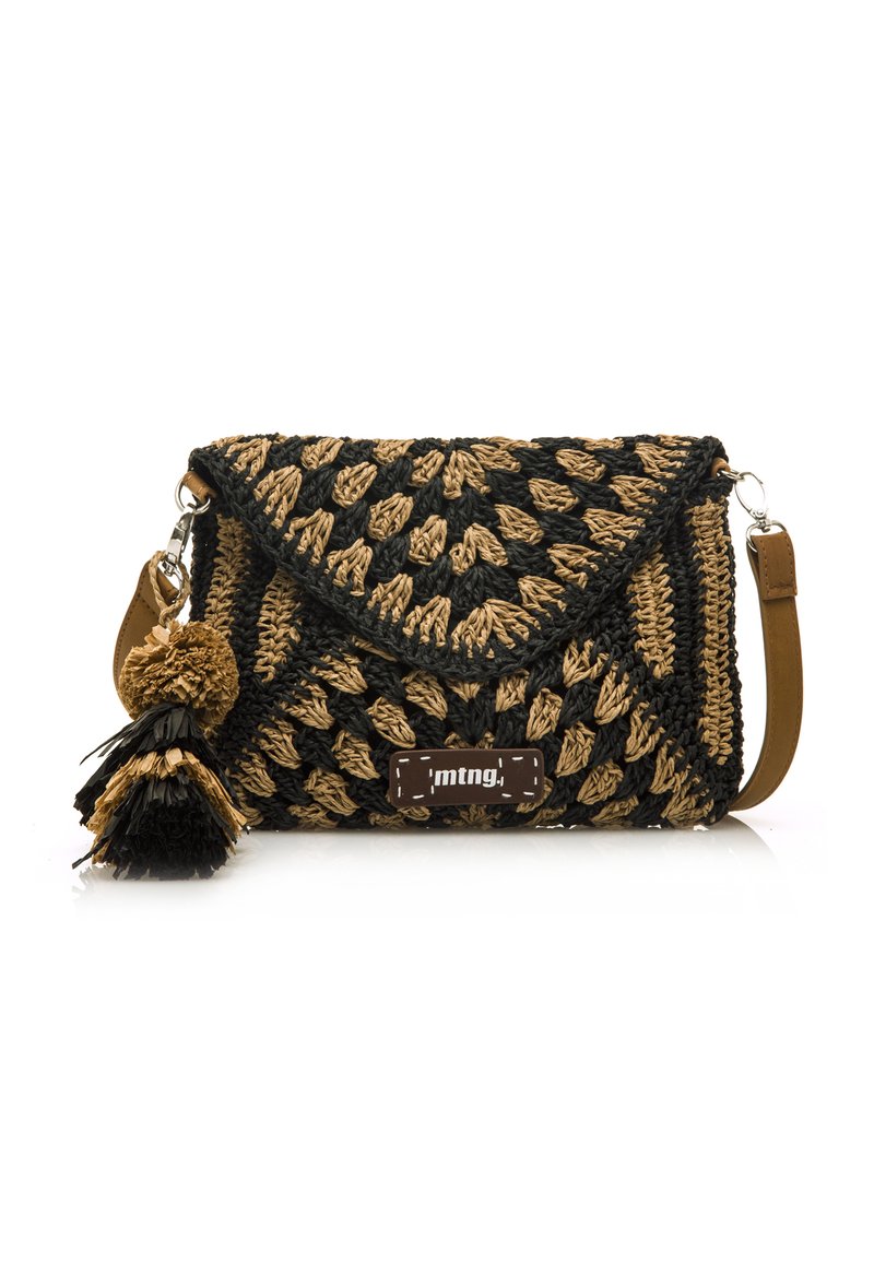 Gewebte Clutch-Tasche in Schwarz und Tan, mit einem strukturierten Muster, einem magnetischen Klappenverschluss und einem dekorativen Quasten mit Lederakzenten.