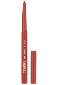 Crayon à lèvres rouge avec un design élégant et effilé et un mécanisme de rotation. Présente un texte en blanc indiquant "by TERRY" et "HYALURONIC LIP LINER."