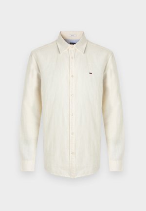 Camicia beige chiaro a maniche lunghe in cotone, con chiusura a bottoni sul davanti, colletto appuntito e piccolo logo ricamato sul petto.