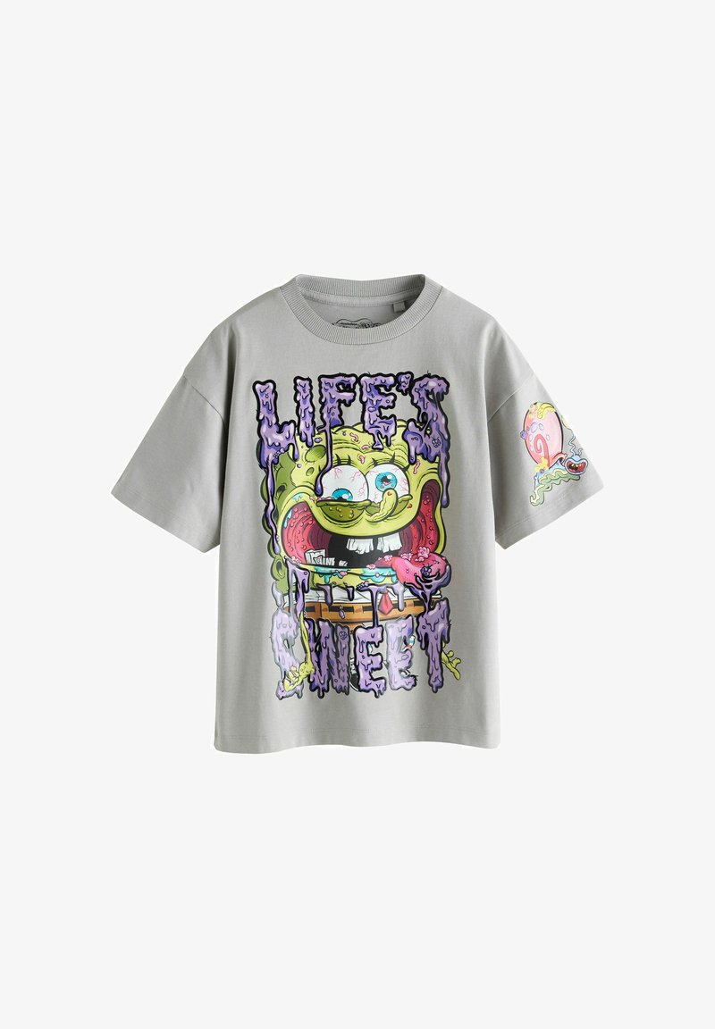 T-shirt gris avec un visage coloré et déformé de Bob l'Éponge et le texte fondu « LIFE'S SWEET » sur le devant, plus un escargot dessin animé sur la manche.
