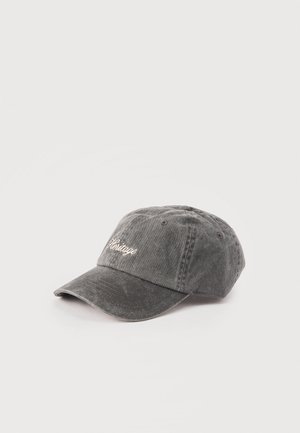 Ciemnoszara, zużyta czapka z daszkiem z białym napisem "Heritage" wyszytym na przodzie, prezentowana na jednolitym białym tle.