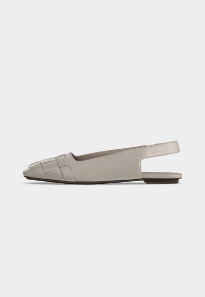 Μπεζ επίπεδο γυναικείο παπούτσι slingback με κλειστή, μυτερή μύτη που διαθέτει υφαντά σχέδια και χαμηλό τακούνι.