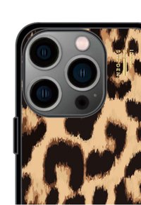 Etui na telefon w wzór lamparta z matowym wykończeniem, czarnymi krawędziami oraz wycięciami na aparat z trzema obiektywami i lampą błyskową.