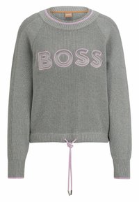 Grau gestrickter Pullover mit "BOSS" Logo in zartem Pink. Merkmale sind gerippte Bündchen, ein Kordelzugsaum mit zarten pinken Akzenten und ein Rundhalsausschnitt.