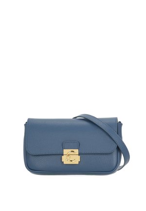 Borsa a tracolla in pelle blu con fibbia rettangolare dorata e tracolla regolabile, forma rettangolare con chiusura a patta frontale.