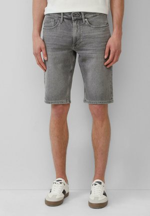 Grijze denim shorts met een rechte snit, vijf-pocket ontwerp en contrasterende stiksels. Gekocht met witte sneakers en een eenvoudige top.