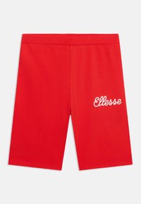Červené bavlněné šortky s hladkým povrchem, s bílým logem "Ellesse" na dolní levé straně a standardním elastickým pasem.