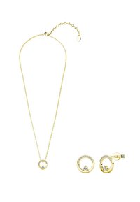 Set di gioielli in oro composto da una delicata collana con catena e un pendente circolare, accompagnata da orecchini a bottone abbinati decorati con pietre trasparenti.