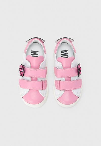 Ροζ και λευκά παιδικά παπούτσια με λουράκια βέλκρο, ανθικό διακοσμητικό, στρογγυλή μύτη και λεία υφή σε συνθετικό υλικό.