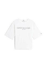 Camiseta blanca de algodón con mangas cortas y anchas, con un logo frontal: "TOMMY HILFIGER EST. 1985" en azul oscuro. Diseño simple y clásico.