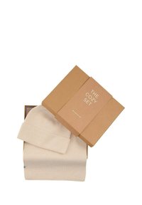 Beige knitted beanie and scarf set in a brown rectangular box with "THE COZY SET" text. Soft texture, ribbed design, minimalistic style.