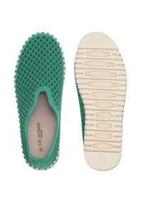 Zielone buty wsuwane z czarnym wzorem falistym, beżową teksturowaną podeszwą i nadrukiem "Ilse Jacobsen Hornbæk" wewnątrz.