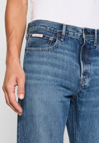 Calvin Klein Jeans 90'S STRAIGHT - Traperice ravnih nogavica - tinted stone