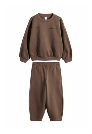 Sudadera marrón oversize y pantalones deportivos sueltos a juego con cintura elástica, mostrados planos sobre fondo blanco.