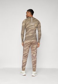 Venum UFC FIGHT WEEK JOGGERS - Dresside alumine osa - desert camo