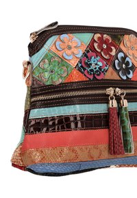 Multifarvet håndtaske med blomsterapplikationer, tekstureret syntetisk læder, lynlåslukning og dekorative kvaster i forskellige farver.