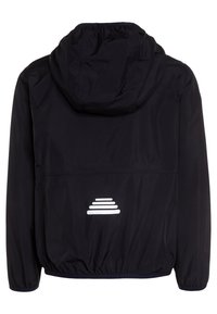 Chaqueta negra con capucha, puños y dobladillo elásticos. Presenta un diseño gráfico minimalista en blanco en la parte posterior. Fabricada con un tejido ligero y suave.