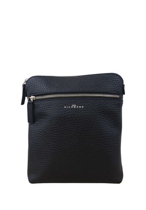Borsa a tracolla in pelle nera testurizzata con tasca frontale con cerniera e logo argentato con scritta John Richmond.