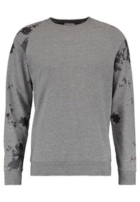 Sudadera gris de manga larga. Cuello y dobladillo acanalados. Acentos de estampado floral en las mangas. Textura suave, diseño casual.