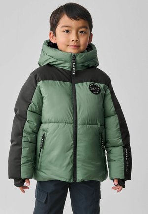 Puffer-takki, jossa on tummanvihreä vartalo ja mustat hihat, hupulla, etuvetoketjulla ja logotunnuksilla rinnassa ja hihoissa.