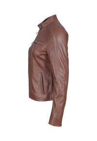 Giacca in pelle marrone con vestibilità slim, caratterizzata da un collo alla mandarino, tasche sul petto con zip e tasche laterali per una maggiore utilità.