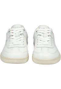 Baskets en cuir blanc avec une finition lisse, bout rond et semelle plate. Équipées de lacets blancs et de détails perforés subtils pour une meilleure respirabilité.