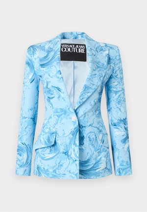 Ανοιχτό γαλάζιο σακάκι με στροβιλώδες μοτίβο μαρμάρου σε σκουρότερη μπλε απόχρωση, κλείσιμο με ένα κουμπί, γιακάδες με εγκοπές και δύο τσέπες με καπάκι.