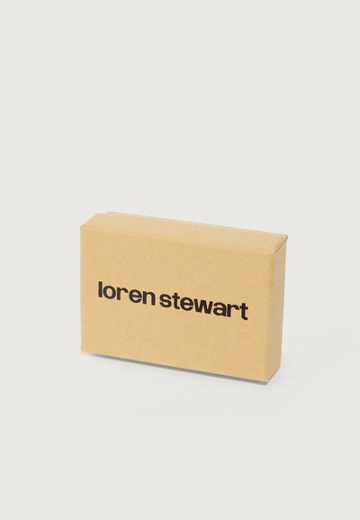 Hnedá lepenková krabica s hladkou textúrou, so čiernym písaním "loren stewart". Jednoduchý obdĺžnikový dizajn, bez ďalších detailov.