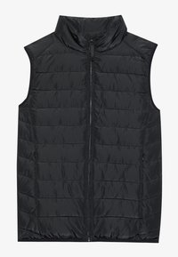 Chaleco acolchado sin mangas negro con acolchado vertical, cuello alto, cierre frontal y bolsillos laterales. Textura suave y diseño ligero.
